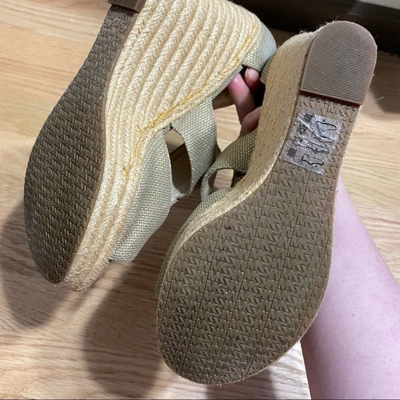 Michael Michael Kors Wedge Sandals Sz 10 Fabric Tan Women’s - Picture 9 of 9